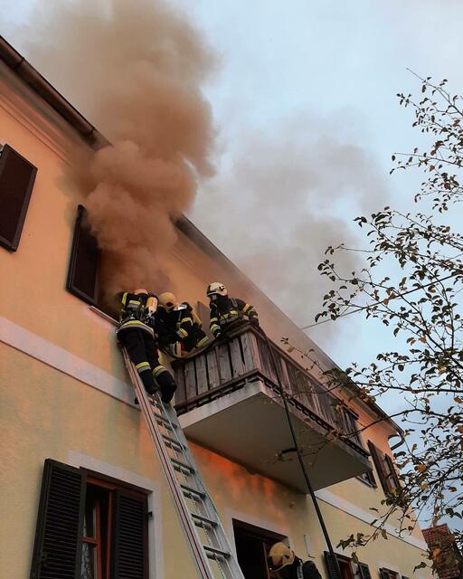 Massive Rauchentwicklung behinderten die Feuerwehrleute beim Brand in Großsteinbach | Foto: FF Kroisbach