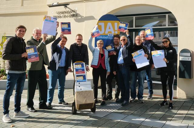 Die Opposition aus ÖVP, FPÖ, Grüne, Liste WIR und die Bürgerinitiative Glasfabrik sammelten 1.689 Unterschriften pro Volksabstimmung. | Foto: C. Reisinger