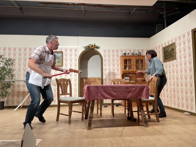 Georg Lämmerer (Erich Kinzner) steckt im Körper seiner Frau Luise Lämmerer (Sabine Steiner)