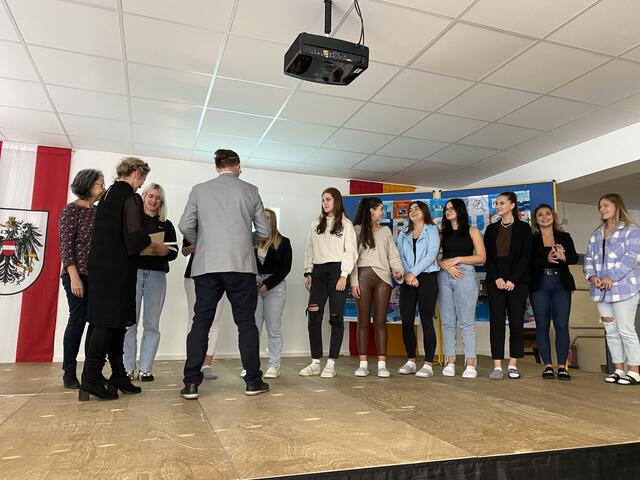 10 Schülerinnen bekamen Zertifikate für das Absolvieren eines zweiwöchigen, über ERASMUS+ finanzierten Berufspraktikums auf Malta