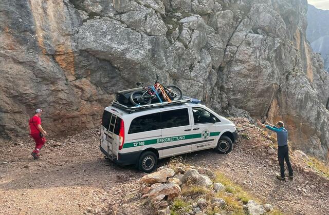 Die Bergrettung Kramsach brachte den Verletzten von der Scherbensteinalm in Münster trotz enger Kurven sicher hinunter ins Tal. | Foto: ZOOM.Tirol