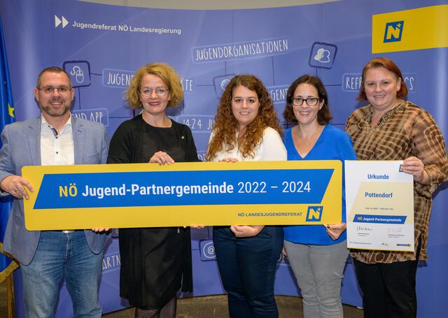 Pottendorf: Bürgermeister Thomas Sabbata-Valteiner Ing., LR Christiane Teschl-Hofmeister, Jugendgemeinderätin Nadine Hompasz BA, geschäftsführende Gemeinderätin Angelika Mücke Mag., Gmeinderätin Claudia Malecek. | Foto: Burchhart