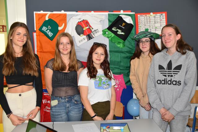 Die Schüler stellten verschiedene Sprachen vor. | Foto: Michael Strini