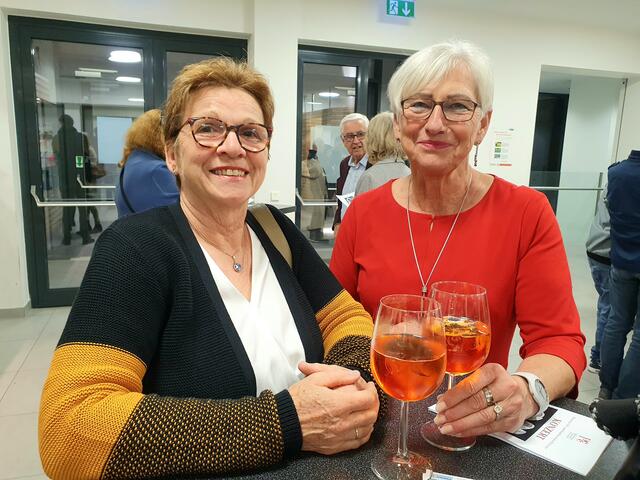 Renate Maca und Inge Krapfl freuen sich auf den Konzertabend. | Foto: Erika Kollmann-Till