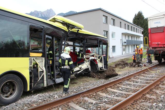Der Lenker des Linienbusses überlebte den Zusammenstoß nicht. Er erlag in den späten Abendstunden seinen schweren Verletzungen. | Foto: Zoom Tirol