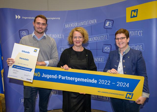 Hernstein: Gemeinderat Jan Kienbichl, LR Christiane Teschl-Hofmeister, Bürgermeisterin Michaela Schneidhofer M.S.M. | Foto: Burchhart