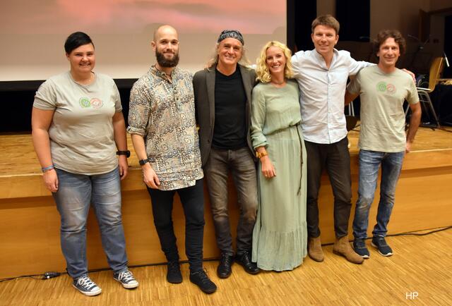 Gemeinsam stolz auf ein gelungenes Erlebnis: Tini Gastl (Obfrau der Alpenvereinssektion Imst-Oberland), Tobias Steinberger (Perkussion), Fotograf Heinz Zak, Mariya Nesterovska (Violine), Hubert Mittermayer-Nesterovskiy (Fagott) und Armin Reinstadler von der Alpenverein-Ortsgruppe Roppen (v.l.) | Foto: AV Imst / Ortsgruppe Roppen