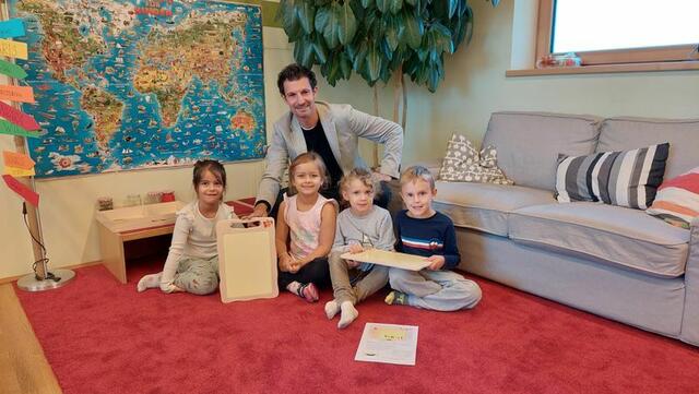 Bürgermeister René Lobner mit Kindern aus dem Kindergarten. | Foto: Stadtgemeinde Gänserndorf