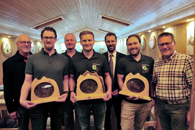 Die drei Erstplatzierten mit den Gratulanten: Martin Kirchmair (Mi.), Alois Augustin-Möller (li.) und Lukas Gritsch | Foto: Hassl
