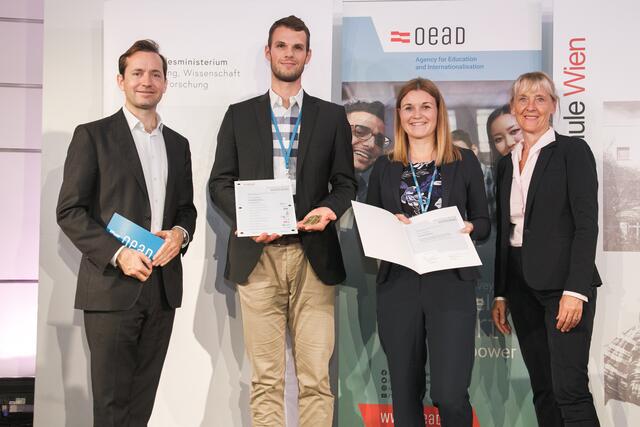 Jakob Grasserbauer (2.v.l.) und Isabella Prenn (3.v.l.) nahmen das Gütesiegel im Namen der HTL Leoben entgegen. | Foto: OeAD/APA-Fotoservice/Rastegar