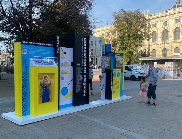 Bei der Installation handelt es sich um einen Ukraine-Infostand, der seit dem 17. Oktober vom ukrainischen Ministerium für Kultur und Informationspolitik aufgebaut wurde. So sah es vor der Beschmierung aus. | Foto: privat