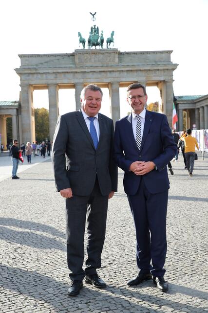 Die Landesräte Günther Steinkellner und Markus Achleitner (v. l.) vor dem Brandenburger Tor im Herzen Berlins. | Foto: Land OÖ/Grilnberger