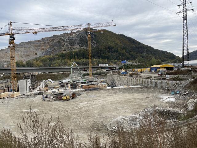 Knapp 50 Arbeiter sind rund um die Uhr im Einsatz. | Foto: RegionalMedien Steiermark