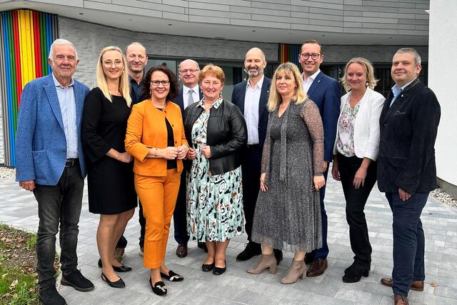 Im Bild: Landesrätin Daniela Gutschi und Bürgermeister Georg Djundja mit den Nachbarbürgermeistern und Gemeindevertretern. | Foto: Land Salzburg/Büro Gutschi