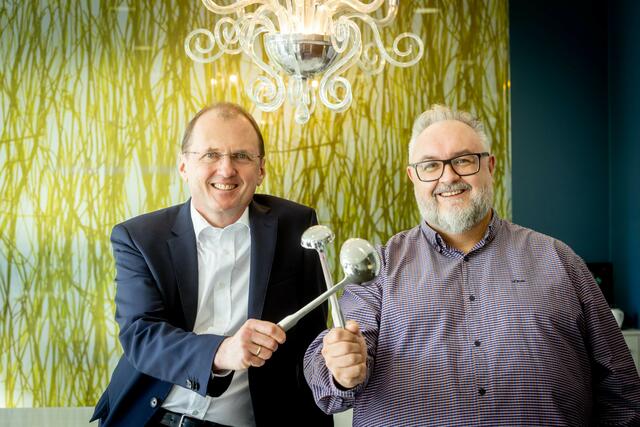 AMAG Vorstandsvorsitzender Gerald Mayer (li.) mit dem neuen AMAG Küchenchef Reinhard Stockinger. | Foto: AMAG