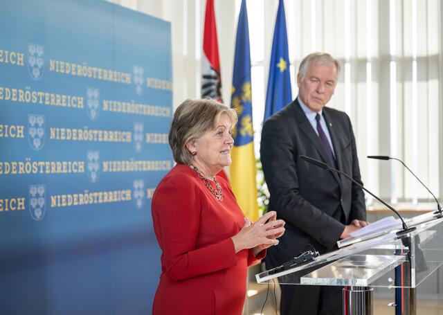 EU-Kommissarin Elisa Ferreira war von den niederösterreichischen Beispielen grenzüberschreitender Zusammenarbeit angetan. | Foto: NLK Pfeffer