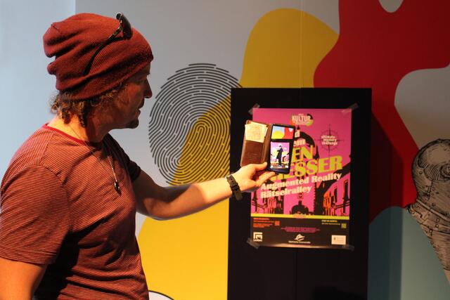 Und plötzlich erwacht das Handy-Display zum Leben: Werner Schwaiger von der ag Eisenhut führt vor, wie der Start der neuen digitalen Rätselrallye funktioniert.  | Foto: RegionalMedien Steiermark