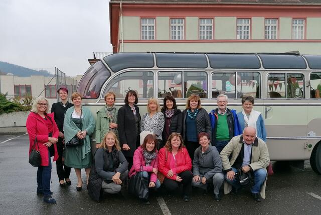Mit dem Oldtimerbus ging es für die Teilnehmenden des Jubiläums-Klassentreffens von der ehemaligen Schule in Leoben-Donawitz zum Trabochersee.  | Foto: Privat