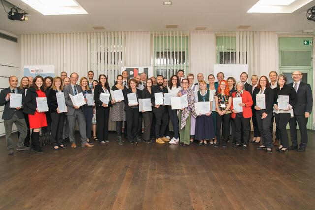 Alle Vertreterinnen und Vertreter der ausgezeichneten Forschungspartnerschulen 2022 | Foto: OeAD/APA-Fotoservice/Rastegar