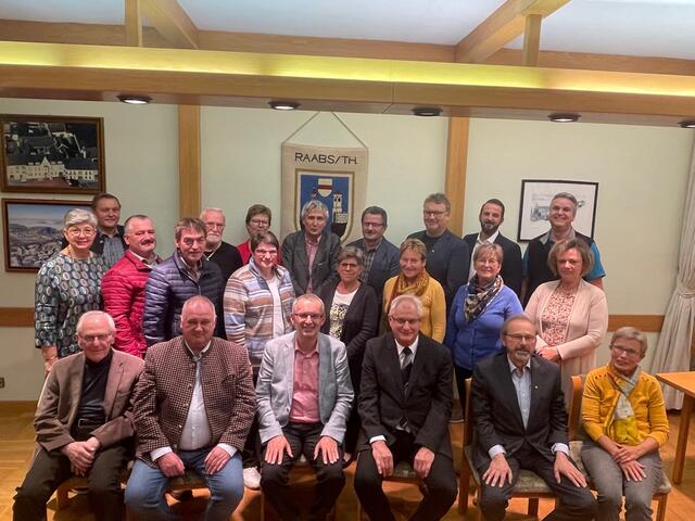 Sitzend: Alfred Breunhölder, Werner Kronsteiner, Rudolf Mayer, Reinhard Deimel, Günther Haidl, Veronika Schimani (v.l.); Stehend: Maria Premm, Franz Schuecker, Franz Winkelbauer, Günther Datler, Ernst Zach, Maria Knoll, Eva Houschko, Gerhard Braunsteiner, Ingrid Draschtak, Werner Liebhart, Maria Pasqualli, Dietmar Datler, Brigitte Irschik, Markus Loydolt, Ulrich Achleitner, Brigitte Bauer (v.l.) | Foto: Kurt Jürgen Göbl