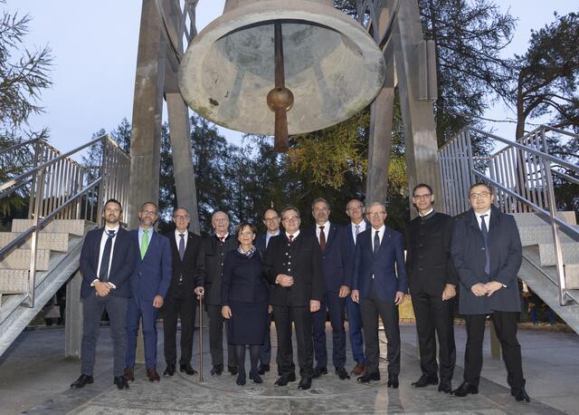 Bei der Friedensglocke des Alpenraumes in Mösern: v.l. Untersekretär Gabriele Barucco (Lombardei), Norman Gobbi, Departementvorsteher Christian Rathgeb (Graubünden), LH a.D. Alois Partl, Staatsministerin a.D. Emilia Müller (Bayern), LH Marc Mächler (St. Gallen), LH Günther Platter, LH Arno Kompatscher (Südtirol), LR Anton Mattle, LH Wilfried Haslauer (Salzburg), LH Markus Wallner (Vorarlberg), LH Maurizio Fugatti (Trentino)  | Foto: Land Tirol/die Fotografen