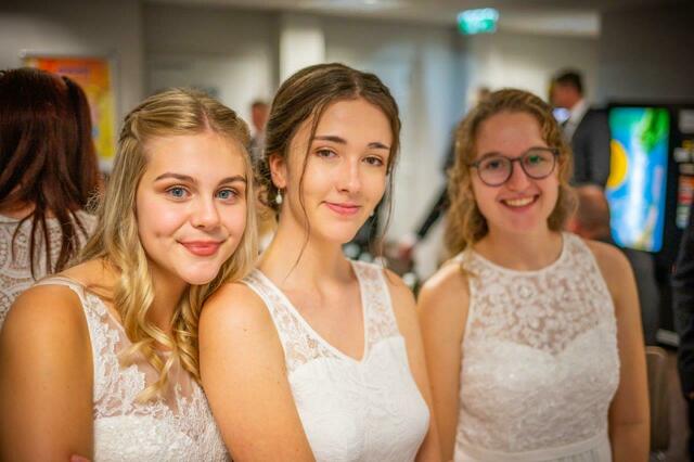 Die Maturantinnen Laura Tischberger, Anna Burgstaller und Elena Buchinger genießen ihren Abschlussball | Foto: Jonathan Hochstöger