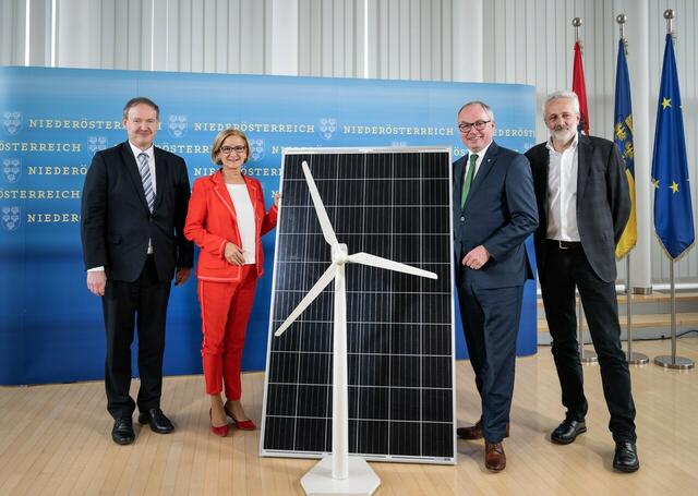 Bei der Pressekonferenz im NÖ Landhaus: Wirtschaftsforscher Christian Helmenstein, Landeshauptfrau Johanna Mikl-Leitner, LH-Stellvertreter Stephan Pernkopf und der Geschäftsführer der Österreichischen Energieagentur Franz Angerer (v. l. n. r.). | Foto: NLK Pfeffer
