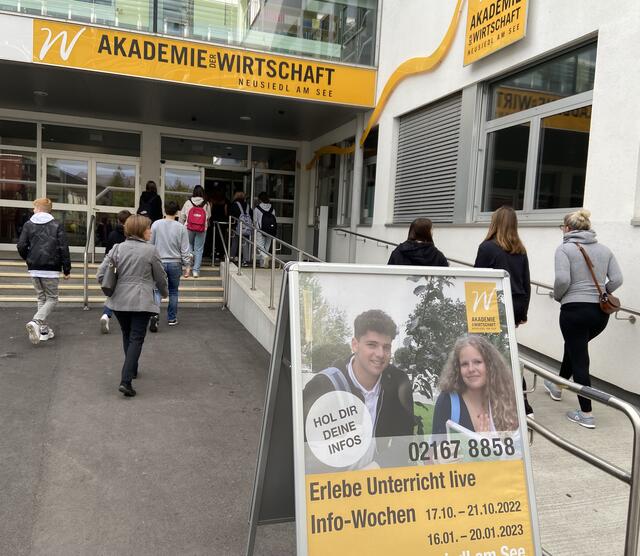 Interessierte betreten das Schulgebäude