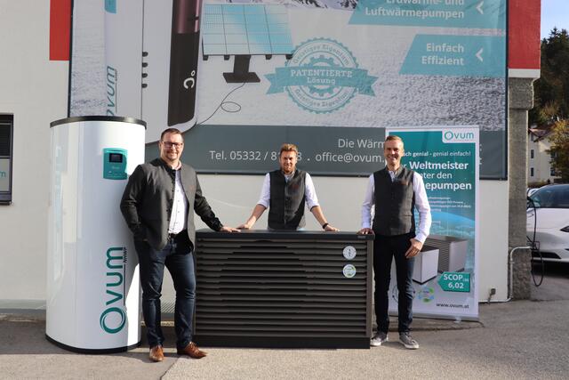 GF Martin Fischbacher, Florian Haidacher (Technischer Leiter) und GF Peter Krimbacher ist mit der neuen Ovum-Luftwärmepumpe ein Durchbruch gelungen.  | Foto: Christoph Klausner