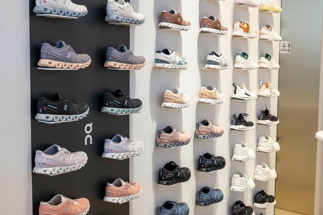Gleich im Anschluss der Aktion konnte man die 50 exklusiven Sneaker in der Filiale kaufen.  | Foto: Markus Spitzauer