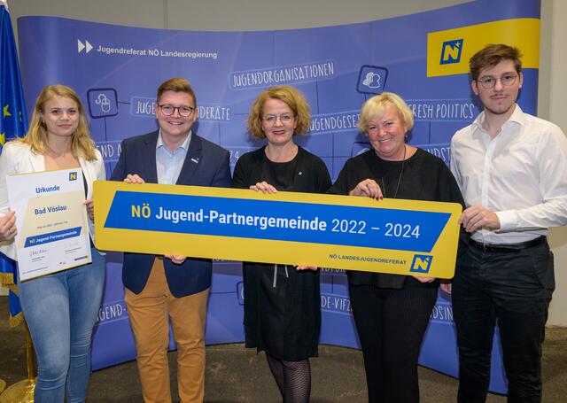 Bad Vöslau: Catharina Sunk, Jugendgemeinderat Sandro Sereinig, LR Christiane Teschl-Hofmeister, Stadträtin Anita Tretthann, Gemeinderat Lukas Schinner.
 | Foto: Burchhart