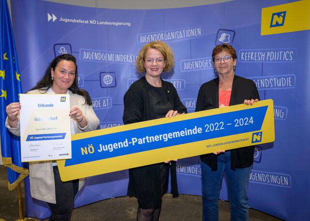 Günselsdorf: Gemeinderätin Dagmar Fritz, LR Christiane Teschl-Hofmeister, Gemeinderätin Tatjana Stefka.
 | Foto: Burchhart