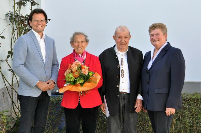 v.l.n.r. Bürgermeister Bernhard Heinl, Rosa und Franz Langstadlinger, GfGR Sabine Figl | Foto: Marktgemeinde Michelhausen