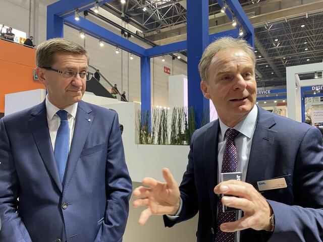 SML-Chef Karl Stöger (r.) berichtete vom immer höher werdenden Recycling-Anteil bei transparenten Verpackungsfolien. | Foto: BRS