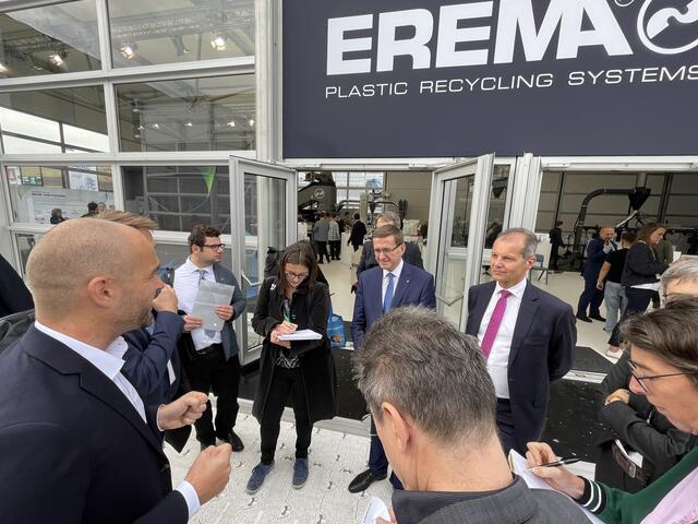 Die Recycling-Spezialisten von Erema zeigten in einer eigenen „kleinen“ Halle einige besonders innovative Beispiele ihrer Arbeit. | Foto: BRS