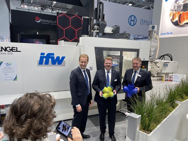 Etwa 80 Prozent aller in den Baumärkten im deutschsprachigen Raum erhältlichen Kunststoff-Fittinge werden mit ifw-Werkzeugen hergestellt, wie Prokurist Harald Schicklgruber (r.) verrät – hier am Messestand mit Geschäftsführer Gerald Neudeck, Prokurist und Miteigentümer Christian Otte (l.). | Foto: BRS