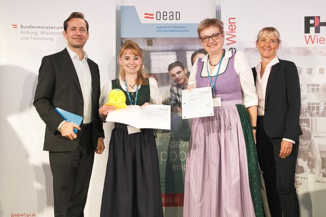 Direktorin Eva Tomaschek (3.v.l.) nahm die Auszeichnung für das Europagymnasium Leoben entgegen. | Foto: OeAD/APA-Fotoservice/Rastegar