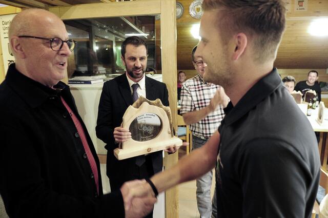 Bat.Kdt. Anton Pertl und Georg Dornauer gratulierten dem Schützenkönig aus Sellrain. | Foto: Hassl