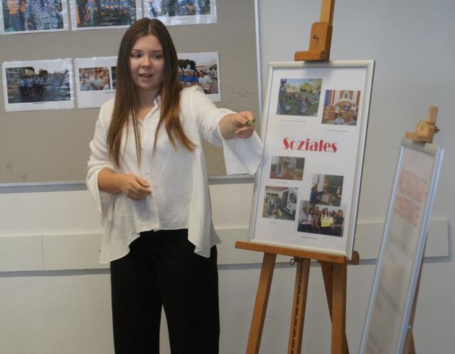 Eine Schülerin spricht über die Aktivitäten in der Schule