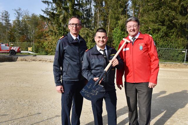 Landesfeuerwehrkommandant-Stv. Martin Boyer, Kommandant Andreas Zöchlinger und der Präsident Rotes Kreuz Niederösterreich Josef Schmoll. | Foto: Zarl