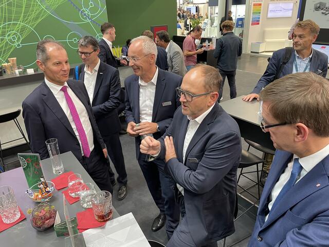 Der traditionsreiche Maschinenbaubetrieb Fill aus Gurten wartete mit etlichen innovativen Ansätzen auf – am Bild mit Martin Bergsmann und Markus Achleitner: Geschäftsführer Andreas Fill (Mitte) und Wilhelm Rupertsberger, Leiter des Kompetenz Centers Kunststoff bei Fill. | Foto: BRS