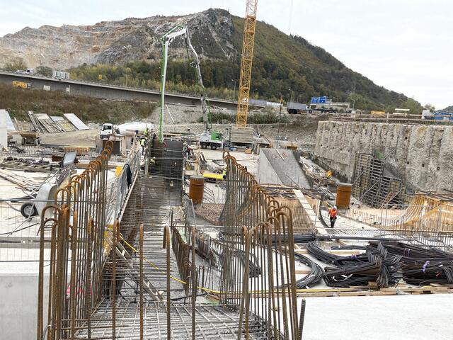 Die Baugrube mit Blick Richtung Steinbruch und der Autobahn (Richtung Plabtuschtunnel) | Foto: RegionalMedien Steiermark