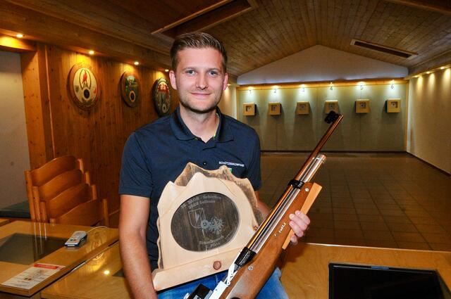 Alter und neuer Schützenkönig: Martin Kirchmair ließ seine Klasse am Schießstand  erneut aufblitzen. | Foto: Hassl