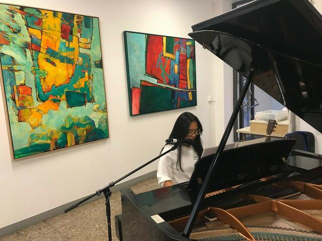 Kimberly Ledesma umrahmte die Vernissage musikalisch.    Foto: Melanie Dick