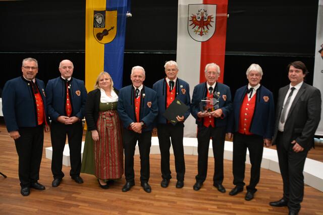 Der Bgm. Manfred Schafferer gratulierte dem Vorstand und den langjährigen Mitgliedern zum Jubiläum. | Foto: Der Jakob-Stainer-Chor
