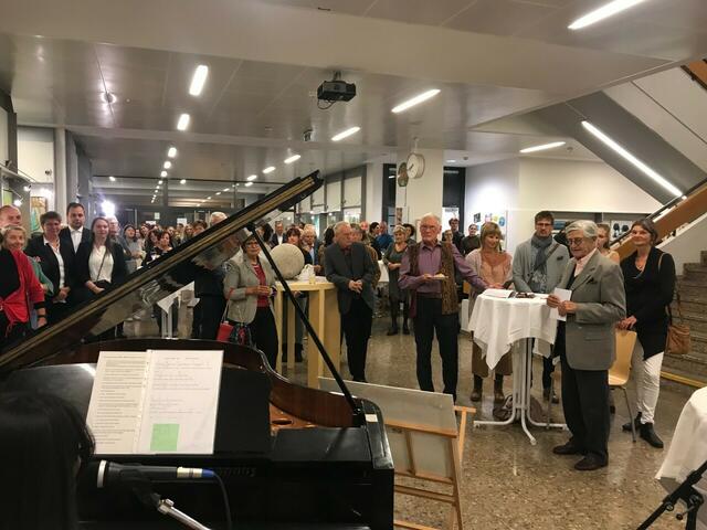 Die Galerie Scolarta platzte aus allen Nähten, Gernot Dicks „Home Coming“ begeisterte die Kunstfreunde.     Foto: Melanie Dick