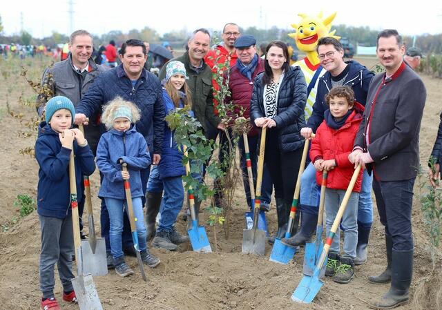 Gemeinsam mit Familien und Kindern wurden in Favoriten 20.000 Bäume und Sträucher gepflanzt - mit dabei waren auch Klimastadtrat Jürgen Czernohorszky (2.v.r., SPÖ) und Favoritner Bezriksvorsteher Marcus Franz (r., SPÖ) | Foto: PID/MartinVotava