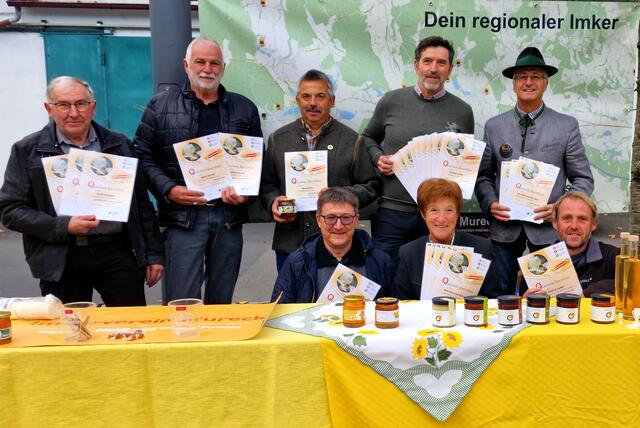 v.l. hinten: Anton Weingerl, Albert Konrad, Gerald Kern, Thomas Lorber, Kurt Kern
v.l. vorne: Klaus Seidl, Dora Pitzl, Robert Ladler | Foto: (c) Bienenzuchtverein Mureck &amp; Umgebung