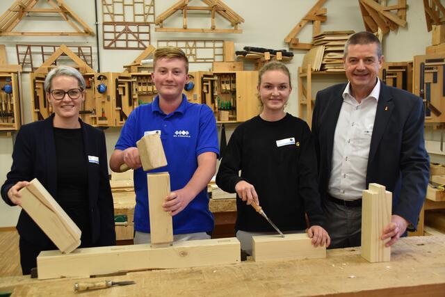 Die Zimmerei baut auf Holz: Prof. Claudia Schuh, Maximilian Ernst, Emily Halwachs und Dir. Wilfried Lercher | Foto: Michael Strini