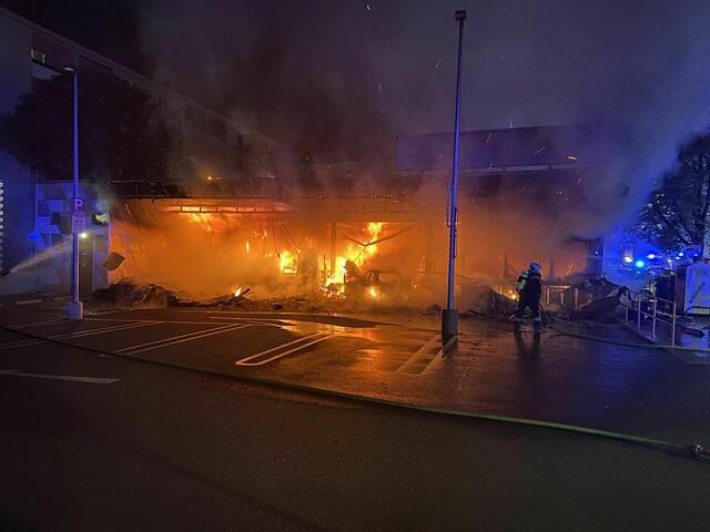 Zum Vollbrand eines Supermarkts kam es am Samstagfrüh in Floridsdorf. Laut Polizei Wien ist ein Auto in das Geschäftslokal gefahren. | Foto:  Stadt Wien / Feuerwehr